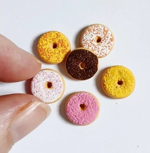 DOLLS HOUSE MINIATURE 1:12 * 6 X MIXED COLOUR DONUTS * COMBINED P+P - Picture 1 of 3
