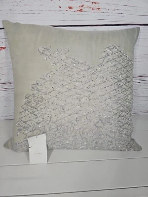 Almohada cuadrada NATORI plateada bordada lentejuelas 10 x 10" NA 30-594 precio de venta sugerido por el fabricante 270 USD  Foto 1 de 4