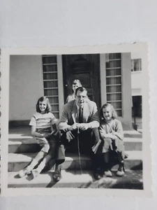 Foto instantánea vintage de los años 50 en blanco y negro 2 1/4" x 2 1/4" padre e hijas PB7 - Imagen 1 de 1