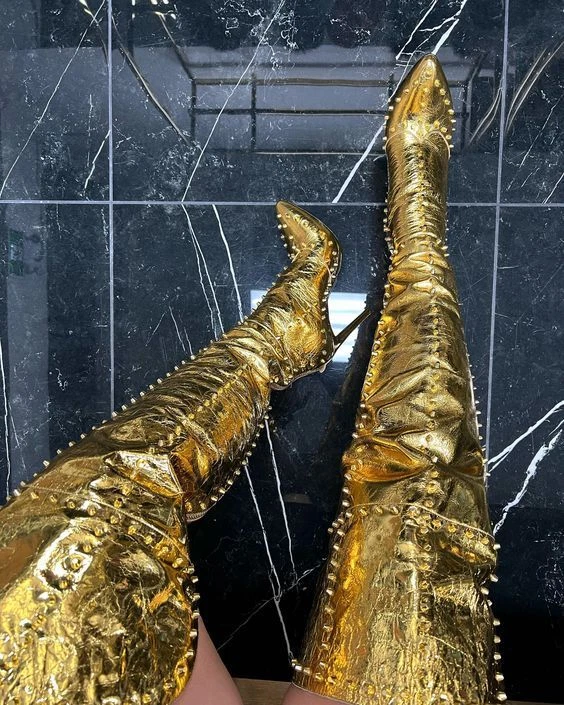 Botas de pasarela para mujer punta sobre la rodilla tacón de aguja remache estilo americano Foto 1 de 4