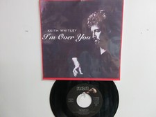💥' KEITH WHITLEY ' HIT 45 + PICTURE  [ I'M OVER YOU ]   1990 !💥