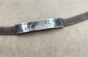 Bracciale vintage maglia tono argento con placca incisa "Louise" e buck regolabile - Foto 1 di 6