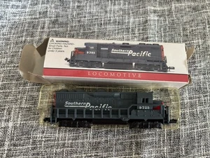 Model Train N Scale Southern Pacific 9725 Diesel Locomotive Non-powered A2 - Picture 1 of 2
