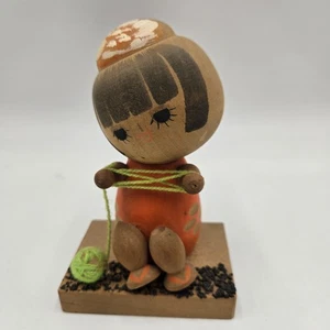 Kokeshi sitzende Puppe Holz Spielgarn Vintage klein orange - Bild 1 von 7