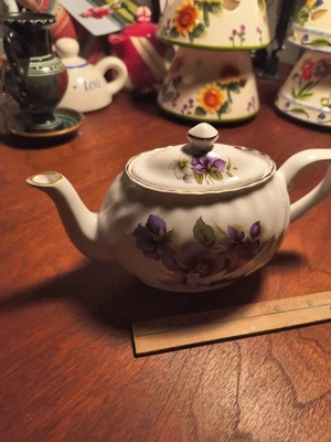 Tetera vintage púrpura pensamientos 1928 por Arthur Wood & Son Staffrordshire, Inglaterra Foto 1 de 4