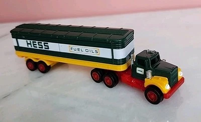 Camión cisterna Hess 2019 miniatura Fuel Oils - verde, amarillo y rojo - ¡Las luces funcionan! Foto 1 de 4