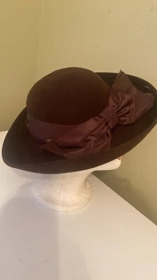 Sombrero de iglesia/vestido marrón por suite Plaza Foto 1 de 4