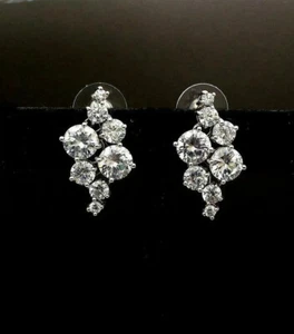 Aretes con racimo de diamantes de corte redondo de 3 quilates con acabado en oro blanco de 14 quilates - Imagen 1 de 4