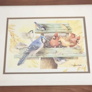 Impresión artística Marjolein Bastin cielos azules de aves comiendo en comedero enmarcada 18x15,5" - Imagen 1 de 9