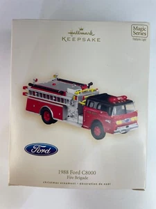 Hallmark Ornament 1988 Ford C8000 vigili del fuoco 2007 Keepsake Magic Series QX2607 - Foto 1 di 4