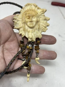 Vintage geschnitzte signierte indianische Bolokrawatte, Tigerauge Sterlingsilber Leder - Bild 1 von 9