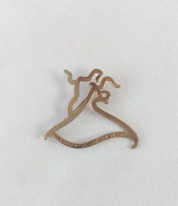 Broche Prendedor Premio Arthur Murray Tono Dorado Corona Trifari Vintage Bailarines Premio - Imagen 1 de 7
