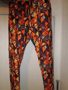 NWOT LULAROE TC2 TALL & CURVY 2 LEGGINGS HALLOWEEN SKULL & CROSS BONES - Picture 1 of 2