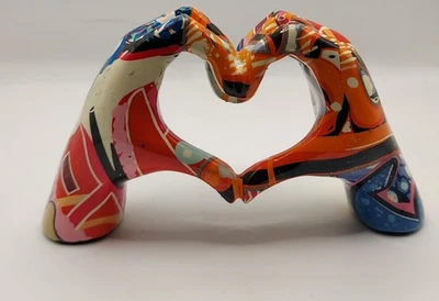 Estatuilla de manos de corazón de resina estilo grafitti pintada a mano decoración del hogar Foto 1 de 4