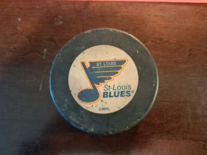 Disco de Hockey de Colección St Louis Blues Juego de Hockey NHL Hecho en Eslovaquia Vegum Oficial - Imagen 1 de 5