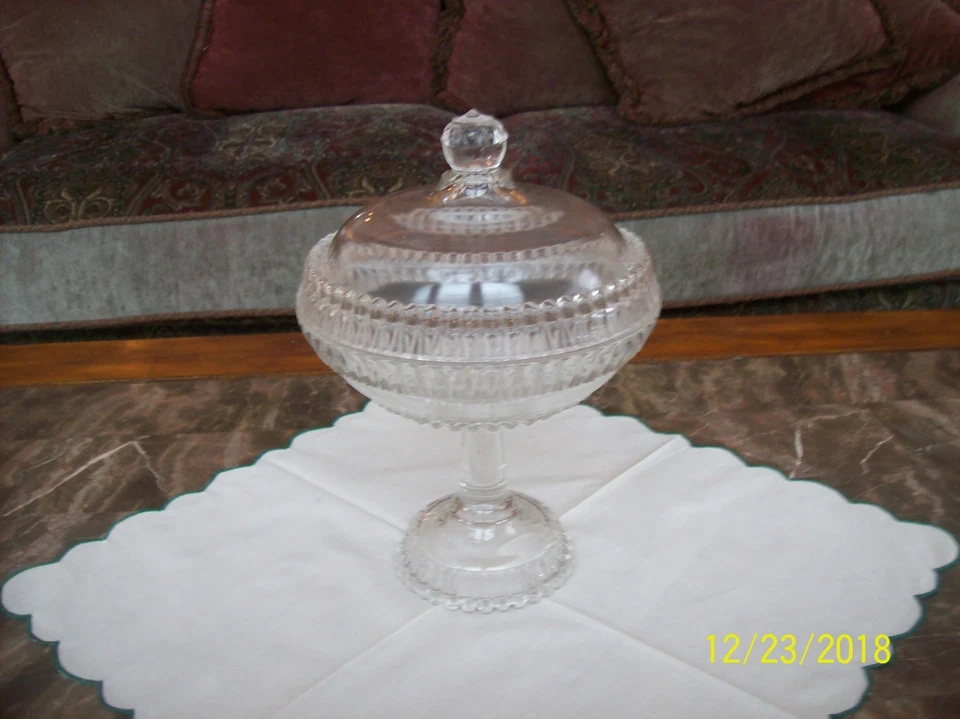 Plato de caramelo de compota pedestal cubierto patrón de lágrima llamativo de cristal vintage Foto 1 de 4