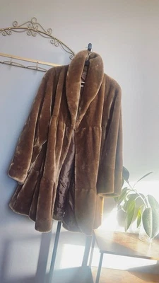 Abrigo columpio vintage de piel sintética Mabrun en moca (XL) Foto 1 de 4