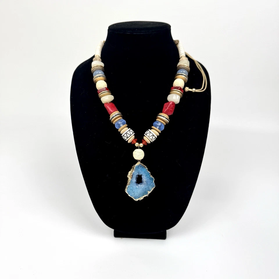 Ожерелье с подвеской из синего агата CHICO'S с бисером, камнем и регулируемым кожаным ремешком - Изображение 1 из 4