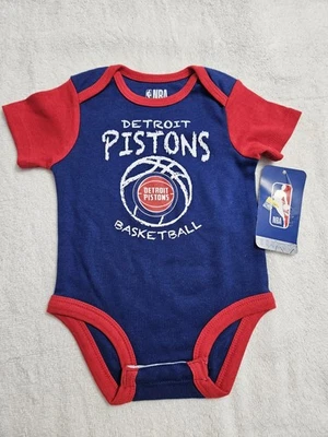婴儿 NBA 底特律活塞短袖连身裤,0-3 个月官方授权  — 第 1/3 张图片