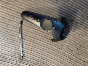 HTC VIVE 2PR7100 WIRELESS VIRTUAL REALITY HAND CONTROLLER - Picture 1 of 2