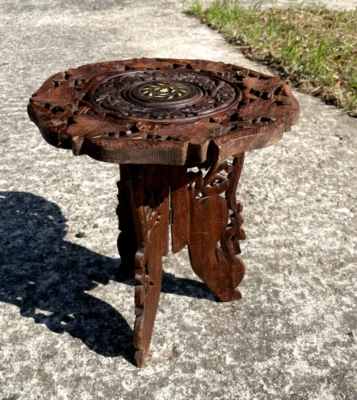 Guéridon ou sellette pratique pour divers fonctions . En bois sculpté et petite - Photo 1/4