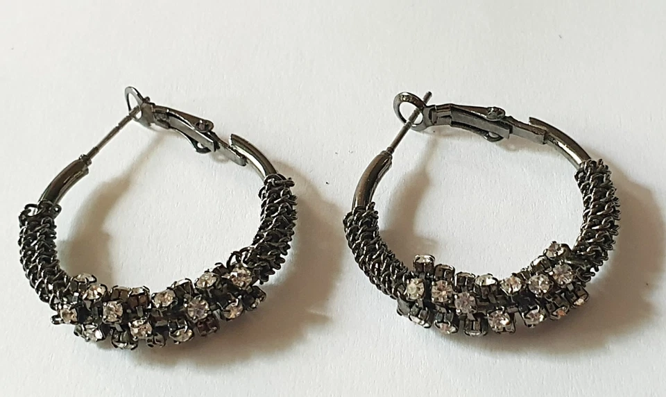 Pendientes de aro Simply Vera/Vera Wang con textura gris metal pistola cristales brillantes de 1" Foto 1 de 4