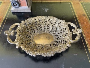 Antike Bronze durchbohrte Herzstück Schale mit verzierten floralen Griffen um 1900 - Bild 1 von 15