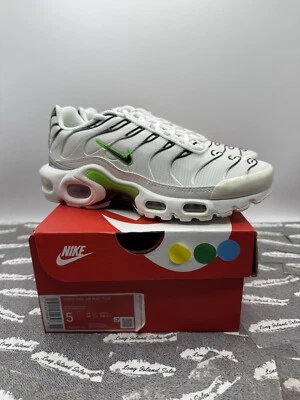 Туфли женские Nike 5 Air Max Plus белые черные зеленые страйк спортивные DN6997-100 - Изображение 1 из 4