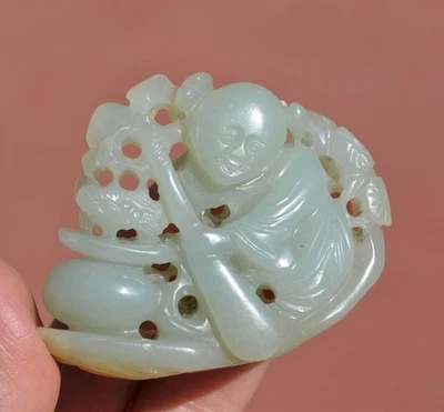 Figura de niño colgante tallado en jade blanco ruso chino del siglo XVIII Foto 1 de 4