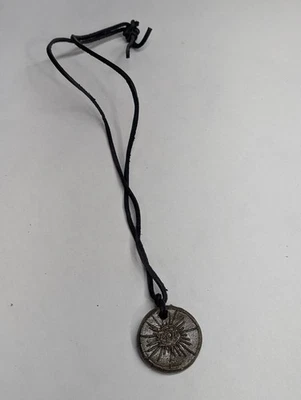 Collar Colgante Sunburst Arcilla Rústica Pegana Primitivo Artesanal Medallón en Cordón Foto 1 de 4