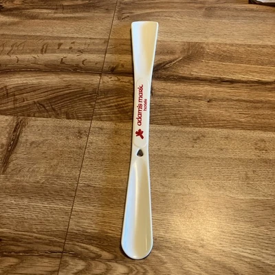 Adam’s Mark Hotels Zapato Cuerno Suyo Blanco Plástico Rojo Logo De Colección 15.5” Foto 1 de 4