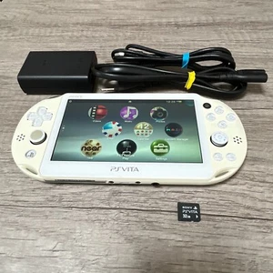 PlayStation Vita 2000 Wi-Fi Bianco + Caricatore Originale + 32GB Memoria Sony + Condizioni OK - Foto 1 di 14