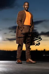 Ncuti Gatwa Signed Autograph 6x4 Inch PHOTO Gift Pre Print - Dr Doctor Who - Foto 1 di 2