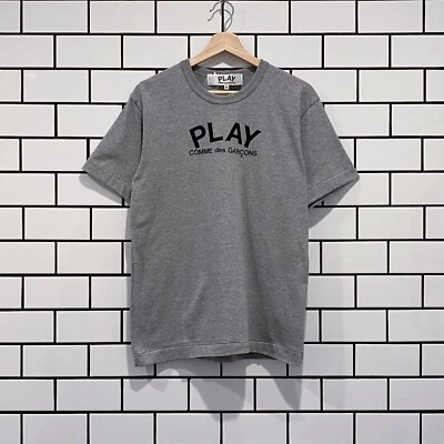 COMME DES GARCONS CDG PLAY CAMISETA TEXTO PEQUEÑO GRIS AZ-T072-051-1 Foto 1 de 2