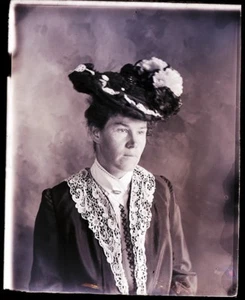 (1) EIN GLASNEGATIV ANFANG 1900; ZWEITE FRAU MIT TOLLEM ALTEN HUT - Bild 1 von 1