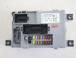 BOITE A FUSIBLE RELAIS COMPARTIMENT MOTEUR Fiat 500 312 gasoline 93996 - Imagen 1 de 3