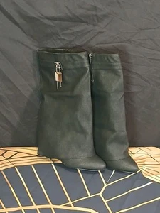 Lock & Key halbhohe Stiefel mit Absatz - Bild 1 von 4