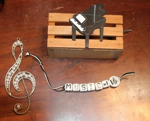 Wooden Music Themed Themed box & Ornaments Lot - Picture 1 of 5