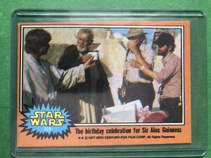 1977 Topps Star Wars #309 The birthday celebration for Sir Alec Guinness - Picture 1 of 2