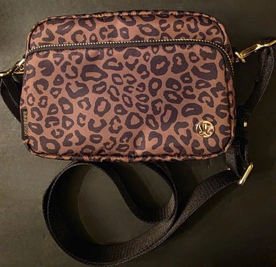 Bolso Bandolera Lululemon Everywhere 2L Herrajes de Metal ~ Leopardo/Caqui/Dorado Foto 1 de 4
