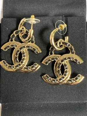 Chanel CC Logo Negro Piel de Cordero Cadena Tejido Tono Dorado Pendientes Colgantes Foto 1 de 4