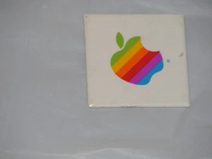 Vintage Macintosh Apple rainbow logo color button - Zdjęcie 1 z 2