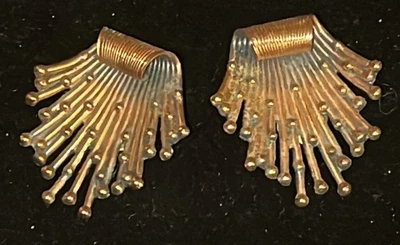 Par de pendientes de clip de cobre con diseño floral vintage hechos a mano por artista local Foto 1 de 4