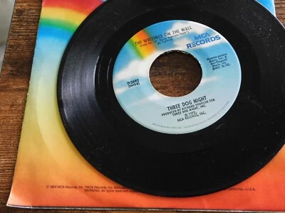 THREE DOG NIGHT THE WRITINGS ON THE WALL / PIECES OF APRIL 45 RPM RECORD 070 - Image 1 of 2