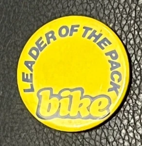 MOTORCYCLE Magazine Pin Badge BIKE LEADER OF THE PACK - Picture 1 of 2