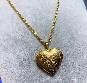 Collana donna Portafoto cuore Foglia Fiore ricamo collezione oro in Acciaio - Foto 1 di 6