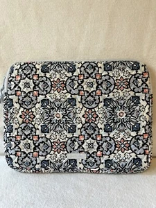 VERA BRADLEY LAPTOP HÜLLE ÄRMEL GEPOLSTERT LISSON MEDAALLION COMPUTERHÜLLE - Bild 1 von 9