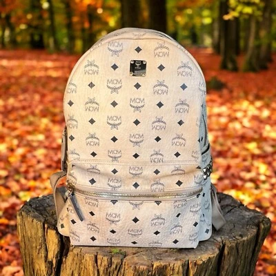 Mochila MCM Stark con tachuelas laterales en beige Visetos Foto 1 de 4