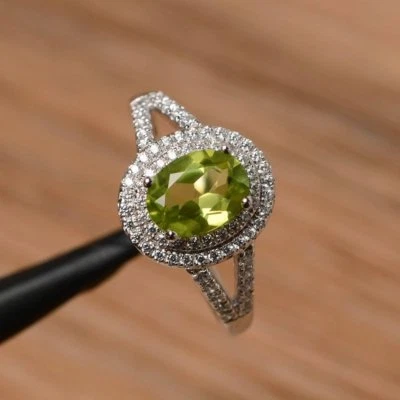 Anillo de compromiso de doble halo de peridoto verde creado en laboratorio de 1,9 quilates enchapado en oro blanco de 9 k Foto 1 de 4