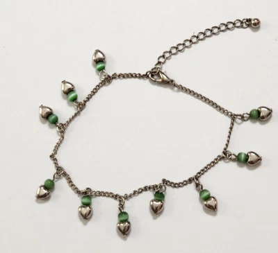 Pulseira Dainty Silvertone Berloques de Coração Olho de Gato Verde Pendurados Amor Romance - Imagem 1 de 4